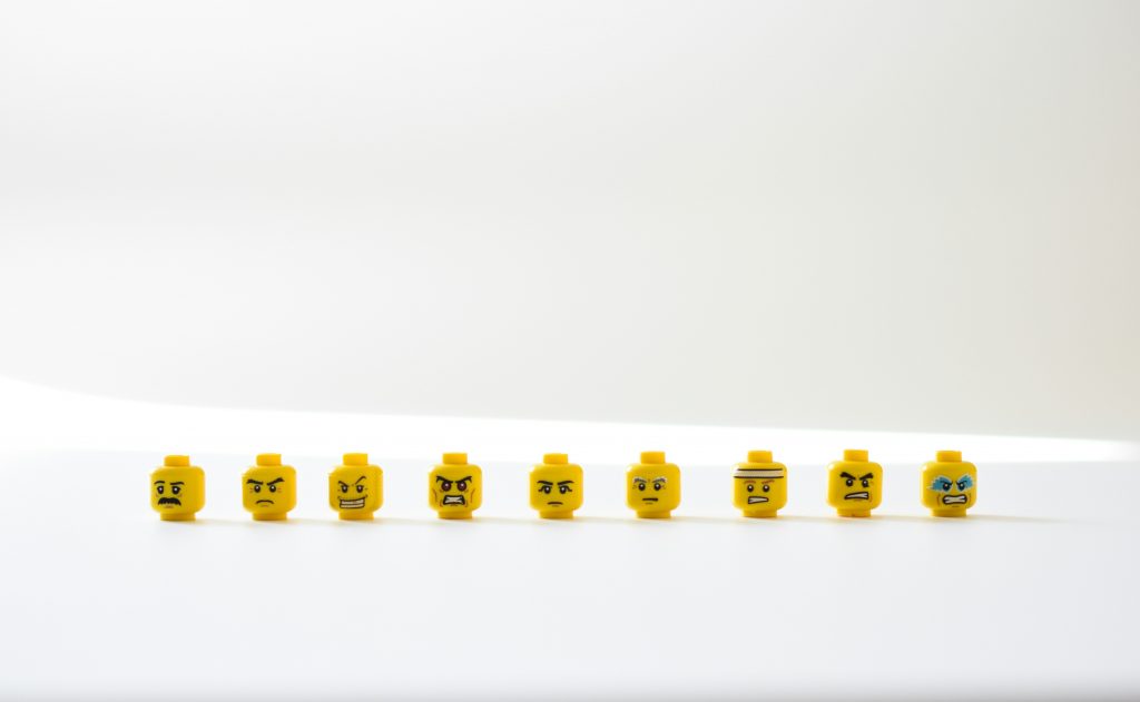 Foto von <a href="https://unsplash.com/de/@helloimnik?utm_source=unsplash&utm_medium=referral&utm_content=creditCopyText">Nik</a> auf <a href="https://unsplash.com/de/fotos/gelb-weisses-rundes-plastikspielzeug-zYdYz7JlevE?utm_source=unsplash&utm_medium=referral&utm_content=creditCopyText">Unsplash</a>